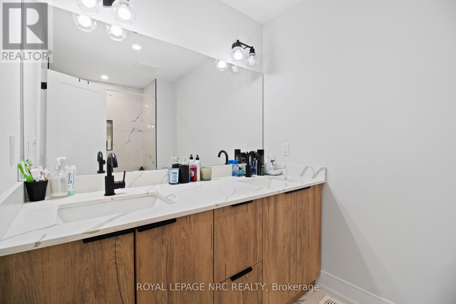 












7392 SPLENDOUR DRIVE

,
Niagara Falls (Brown),




Ontario
L2H3V8

