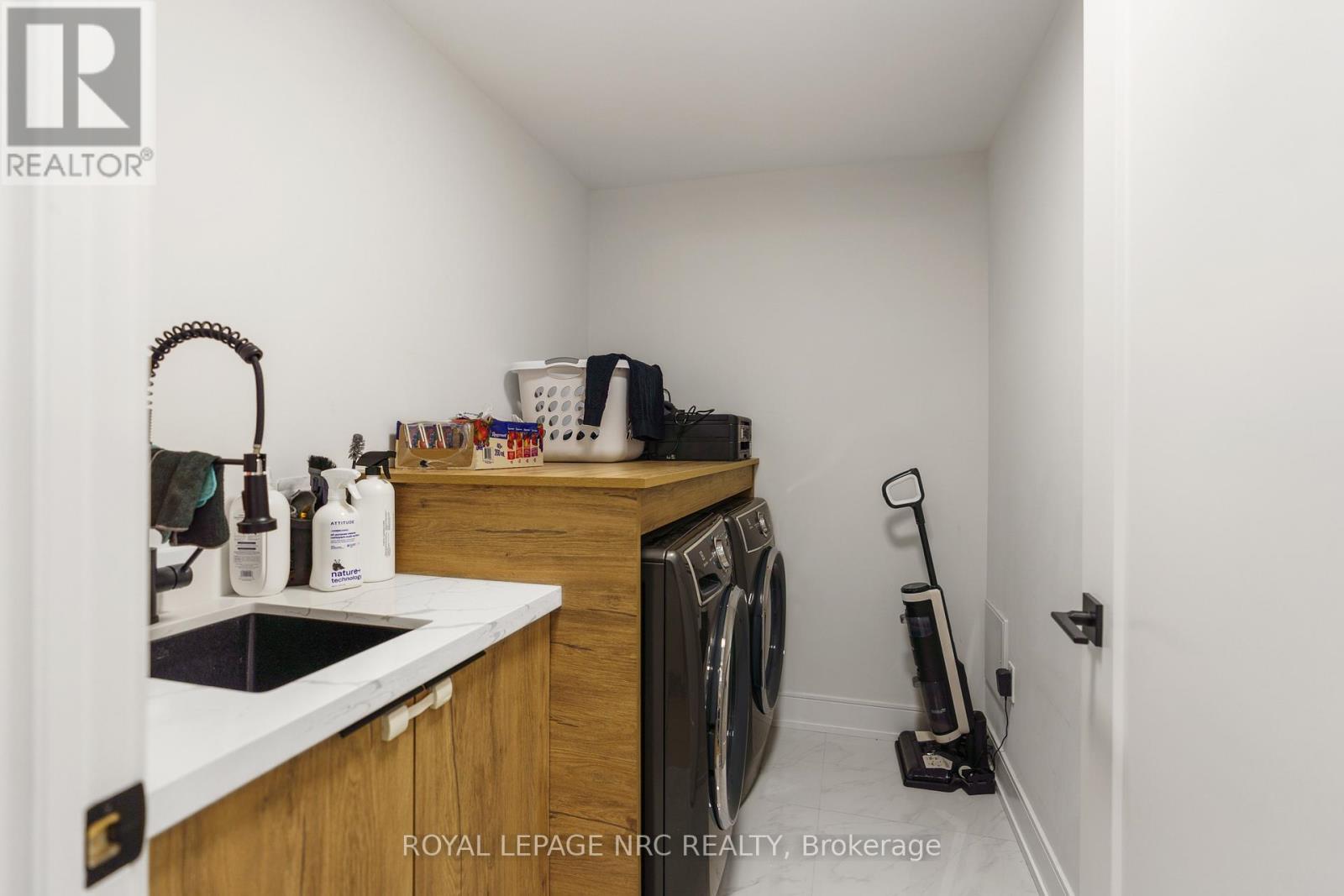 












7386 SPLENDOUR DRIVE

,
Niagara Falls (Brown),




Ontario
L2H3V8

