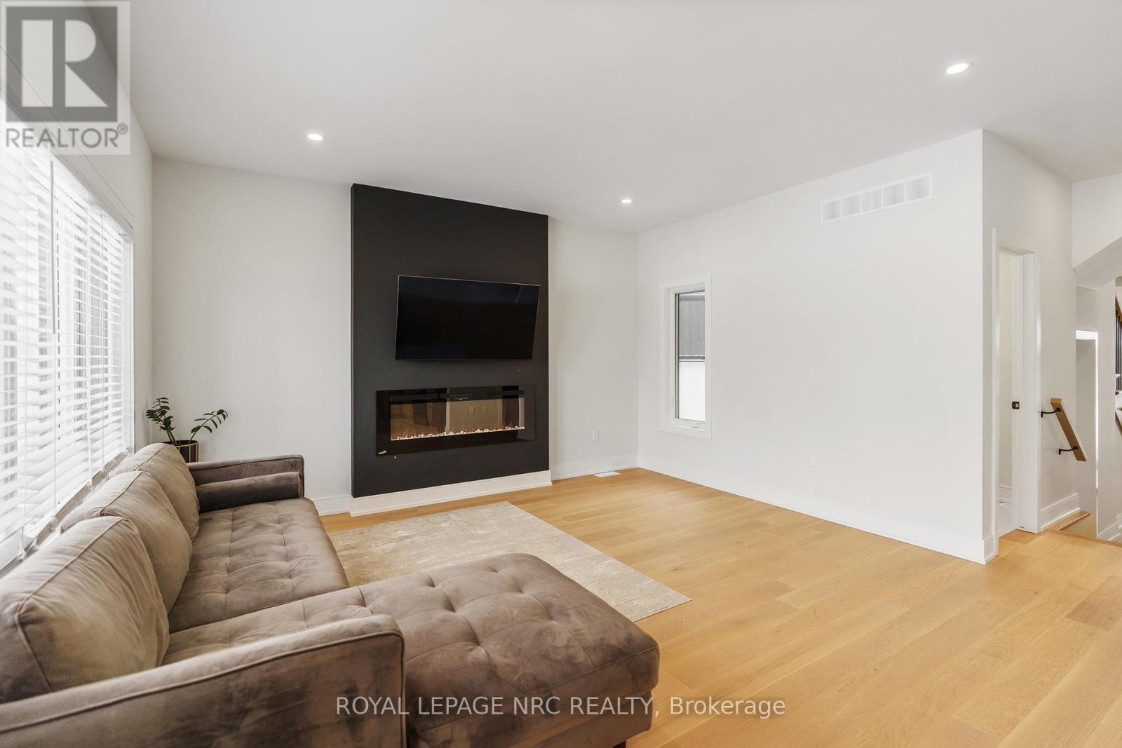 












7386 SPLENDOUR DRIVE

,
Niagara Falls (Brown),




Ontario
L2H3V8

