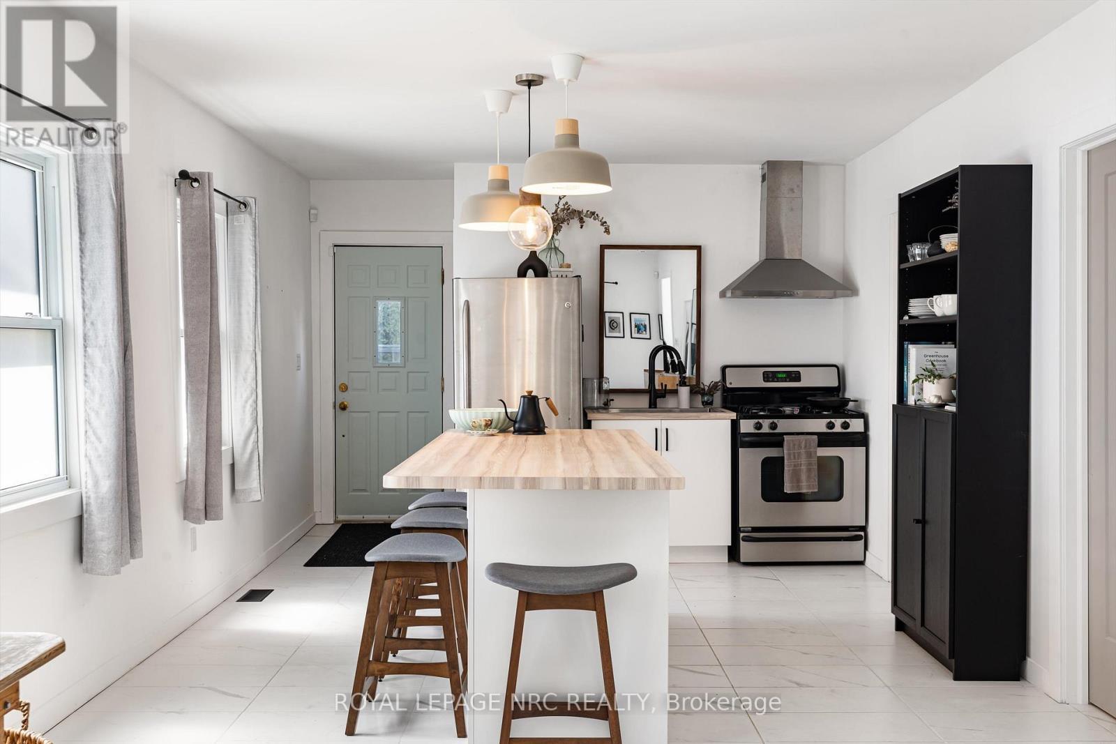 












37 LOCK STREET

,
St. Catharines (Port Dalhousie),




Ontario
L2N5B8

