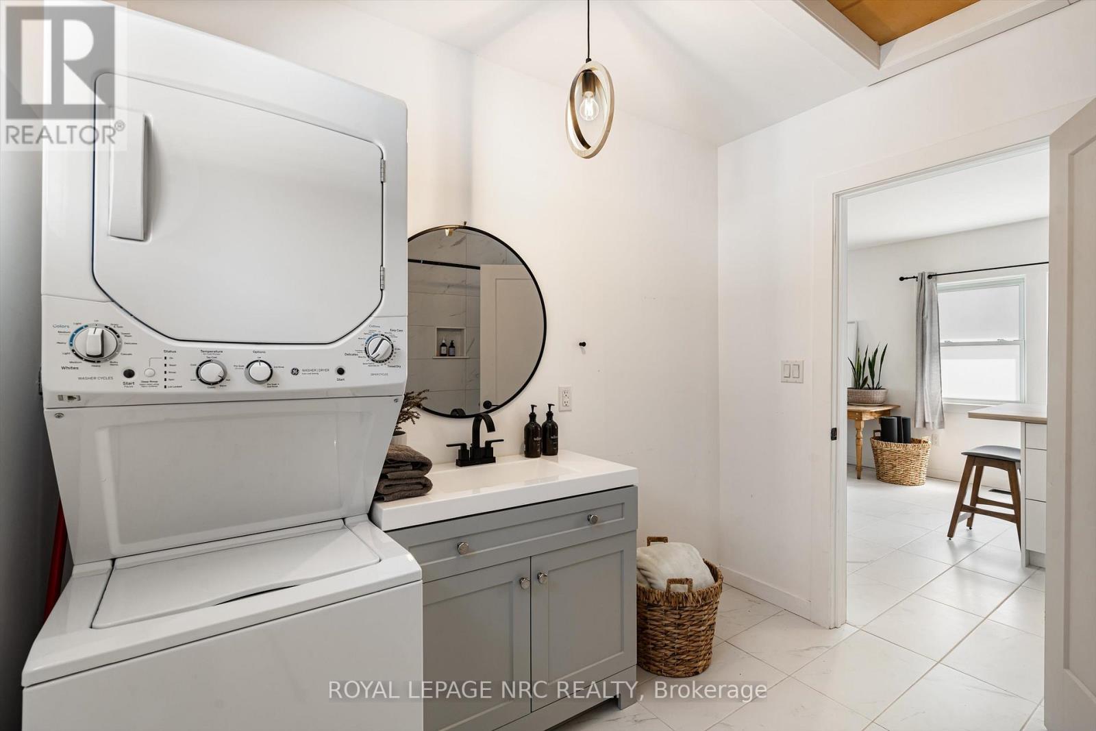 












37 LOCK STREET

,
St. Catharines (Port Dalhousie),




Ontario
L2N5B8

