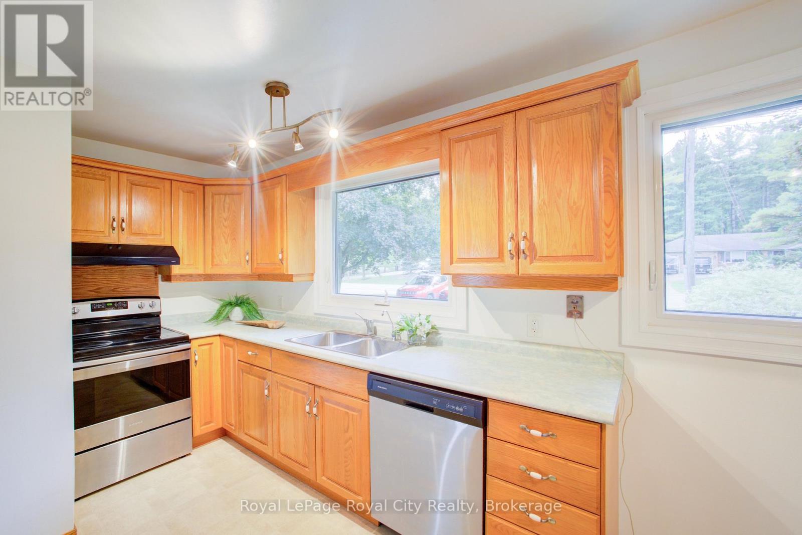 












330 SOUTH RIVER ROAD

,
Centre Wellington (Elora/Salem),




Ontario
N0B1S0

