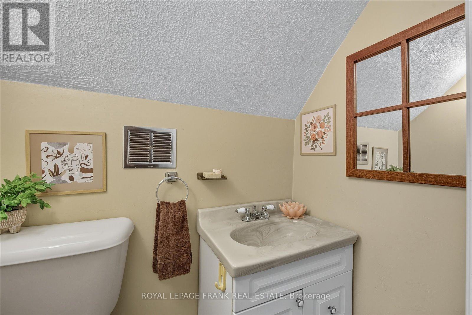 












71 LASALLE AVENUE

,
Oshawa (Central),




Ontario
L1H5Y3

