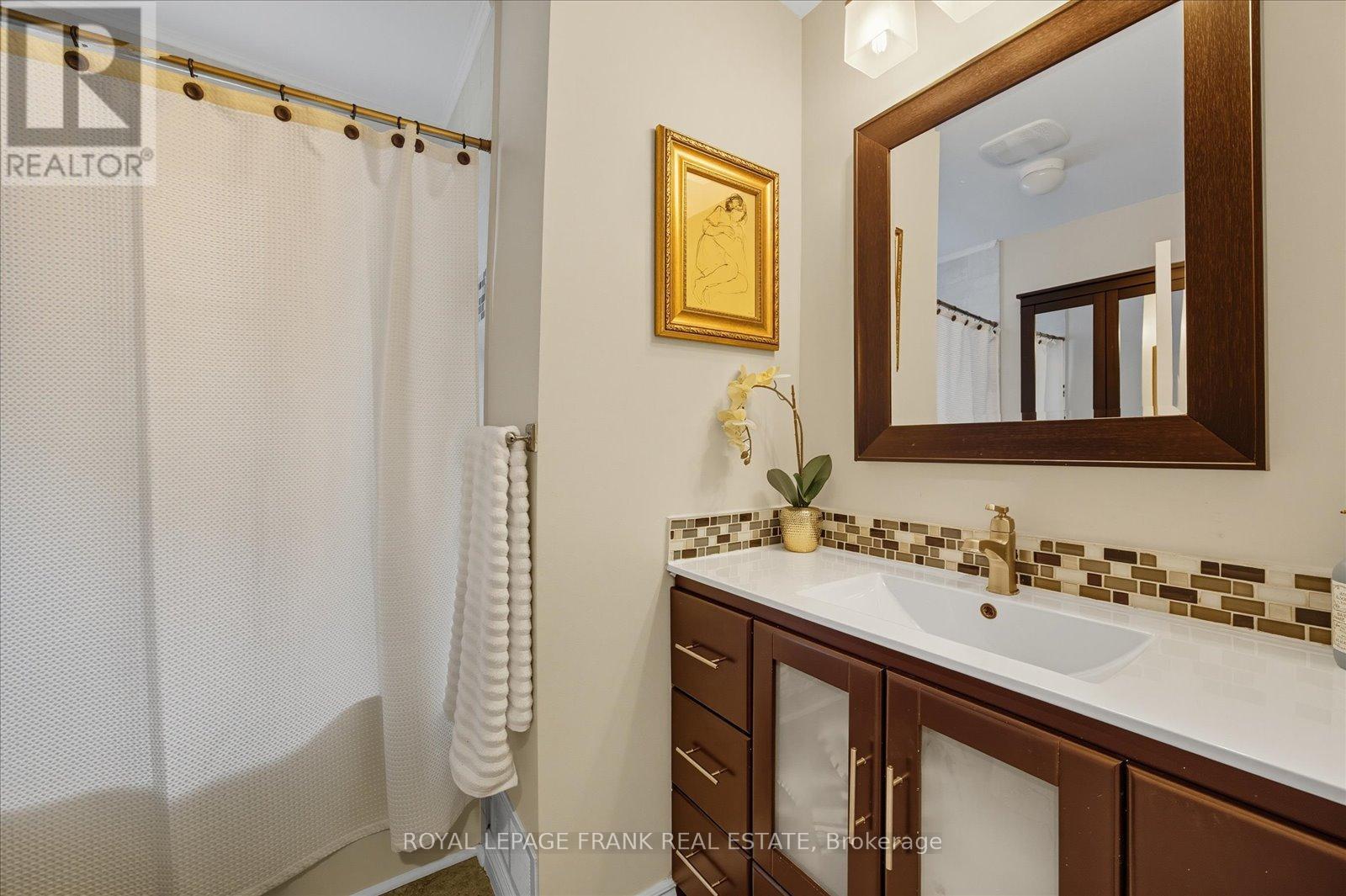 












71 LASALLE AVENUE

,
Oshawa (Central),




Ontario
L1H5Y3

