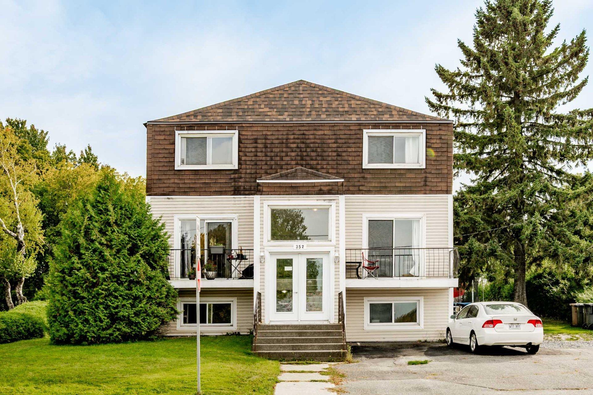 









352


Rue St-Paul E.

,
Coaticook,




QC
J1A1G1

