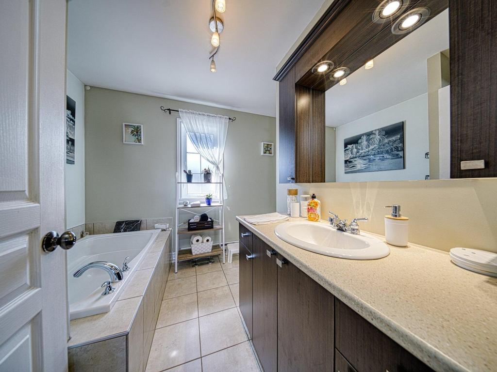 









3606

 - 3608


Rue Émilienne-Dubé

,
Rock Forest/Saint-Élie/Deauville (Sherbrooke),




QC
J1N0S1

