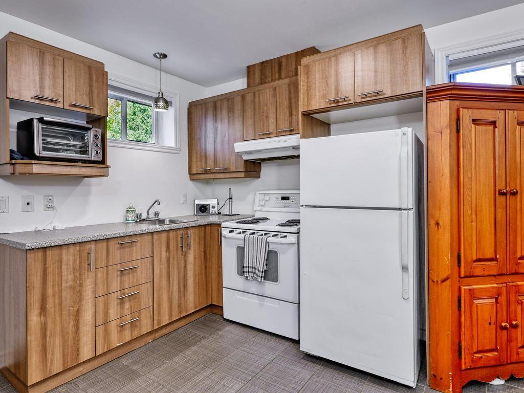 









3606

 - 3608


Rue Émilienne-Dubé

,
Rock Forest/Saint-Élie/Deauville (Sherbrooke),




QC
J1N0S1

