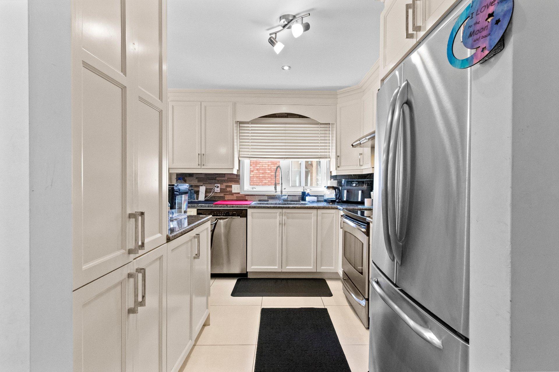 









1004


Rue Thierry

,
Montréal (LaSalle),




QC
H8N2Y6

