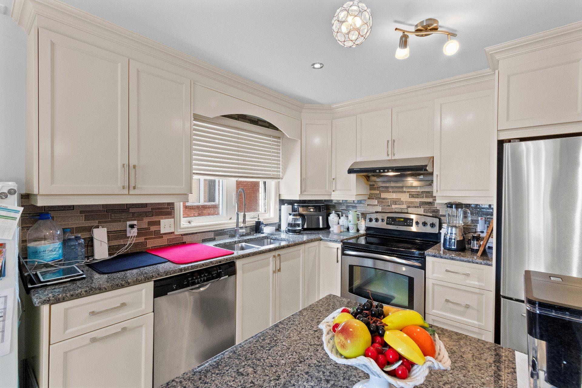 









1004


Rue Thierry

,
Montréal (LaSalle),




QC
H8N2Y6

