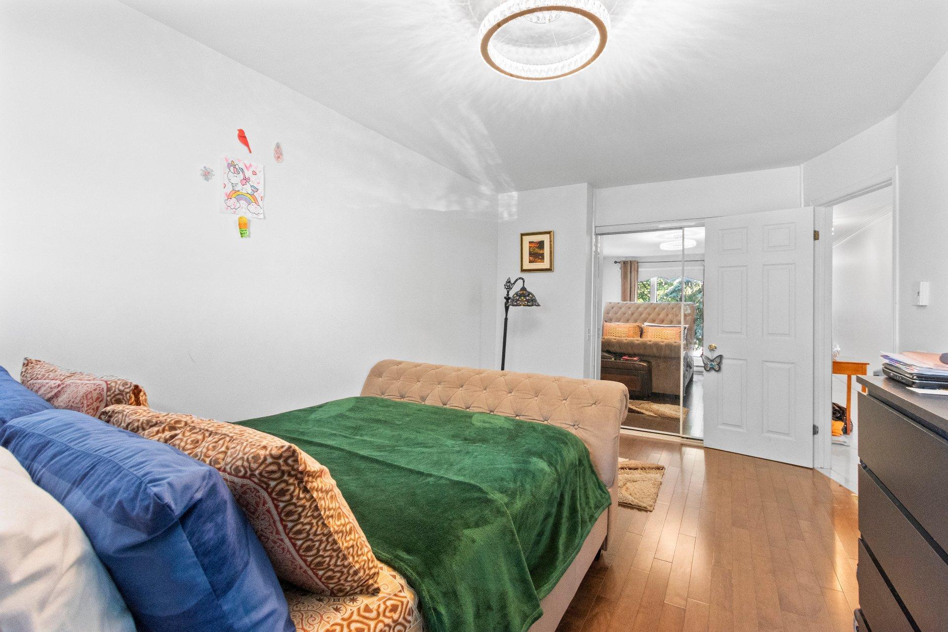 









1004


Rue Thierry

,
Montréal (LaSalle),




QC
H8N2Y6

