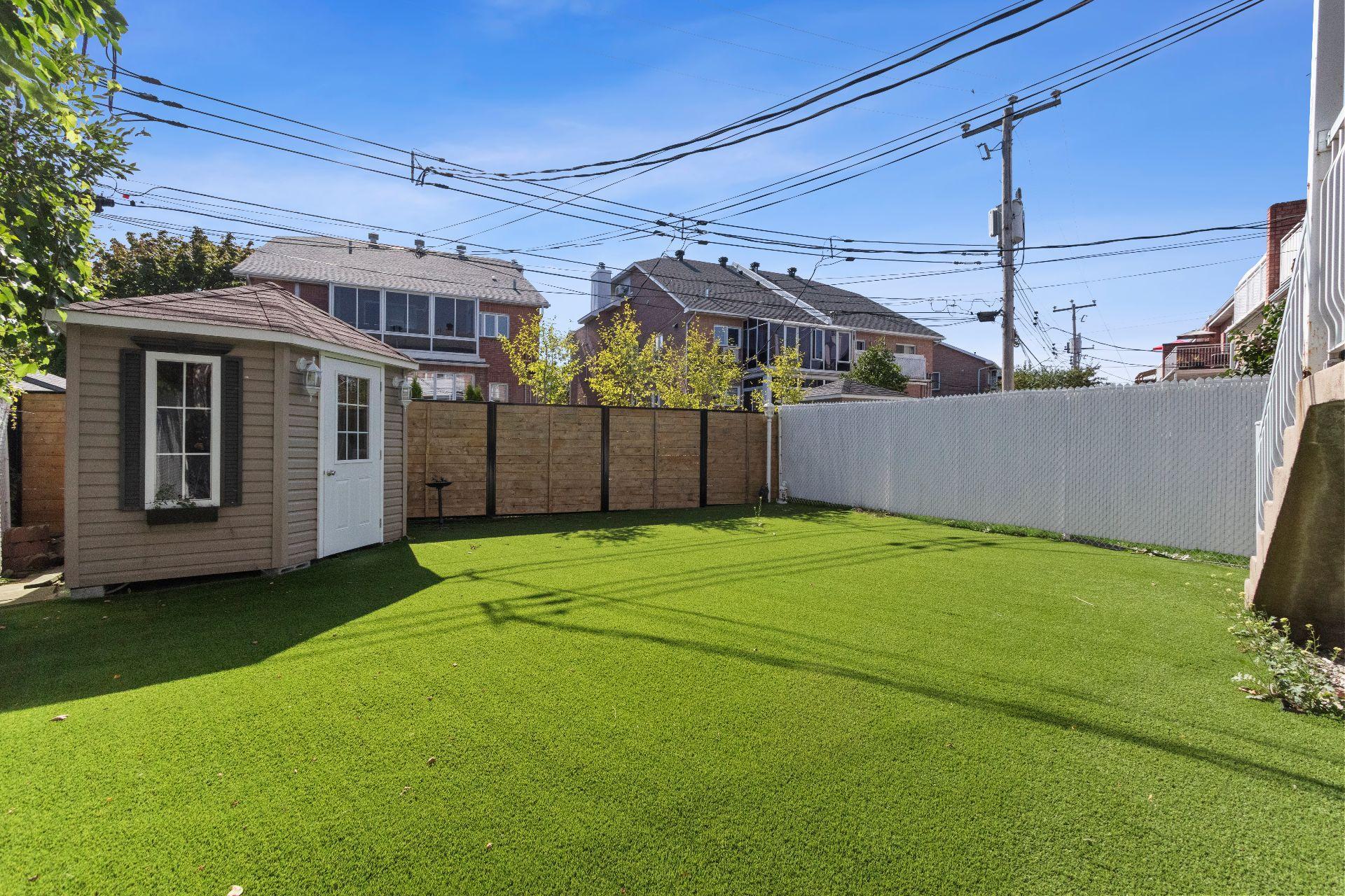 









1004


Rue Thierry

,
Montréal (LaSalle),




QC
H8N2Y6

