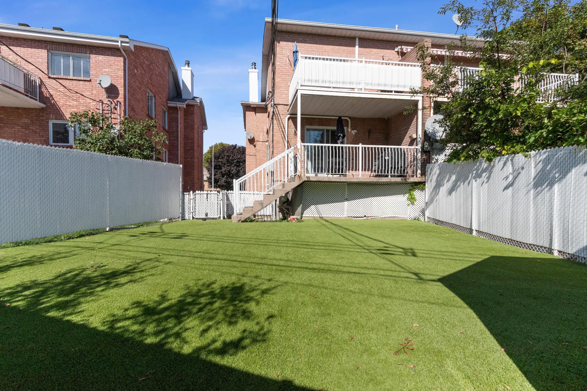 









1004


Rue Thierry

,
Montréal (LaSalle),




QC
H8N2Y6

