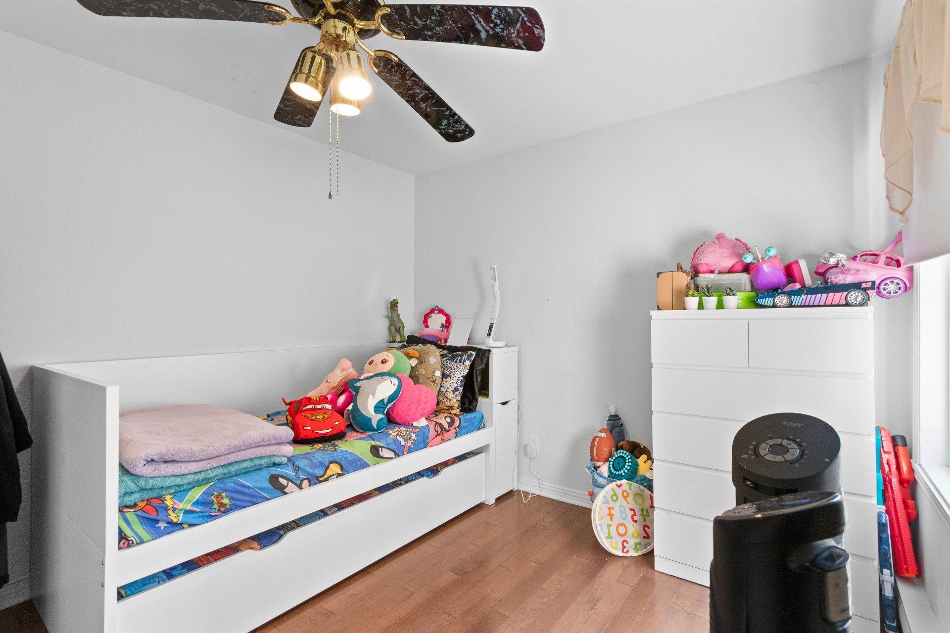 









1004


Rue Thierry

,
Montréal (LaSalle),




QC
H8N2Y6

