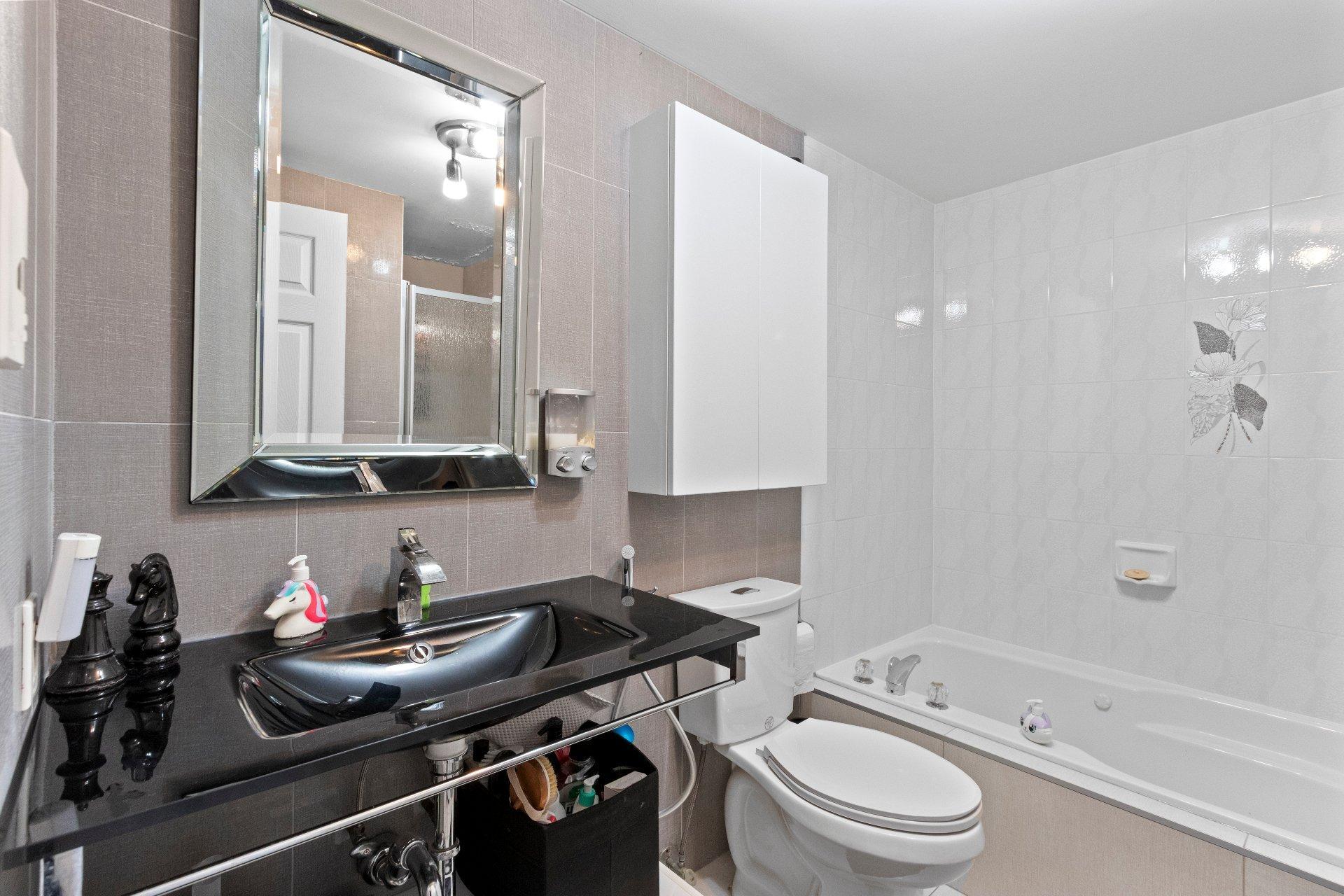 









1004


Rue Thierry

,
Montréal (LaSalle),




QC
H8N2Y6

