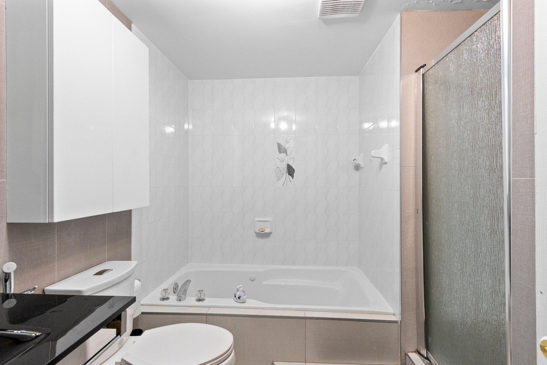 









1004


Rue Thierry

,
Montréal (LaSalle),




QC
H8N2Y6

