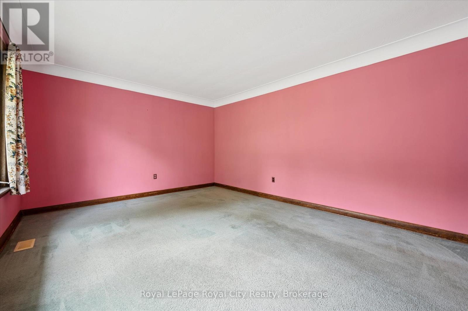












193 EDINBURGH ROAD S

,
Guelph (Dovercliffe Park/Old University),




Ontario
N1G2H8

