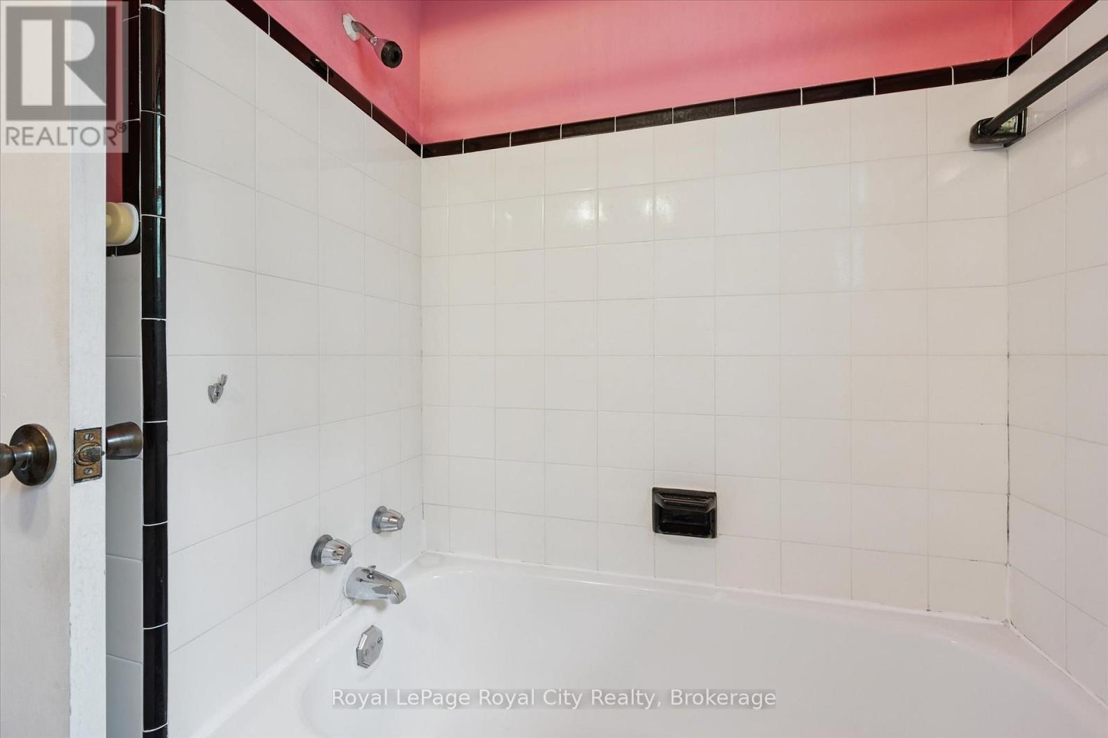 












193 EDINBURGH ROAD S

,
Guelph (Dovercliffe Park/Old University),




Ontario
N1G2H8

