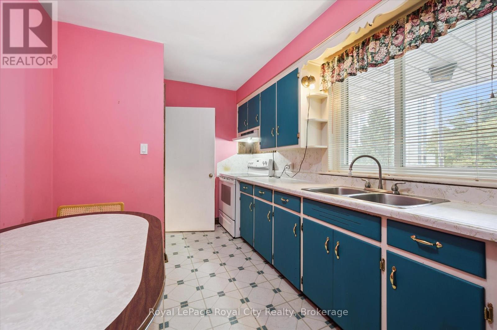 












193 EDINBURGH ROAD S

,
Guelph (Dovercliffe Park/Old University),




Ontario
N1G2H8

