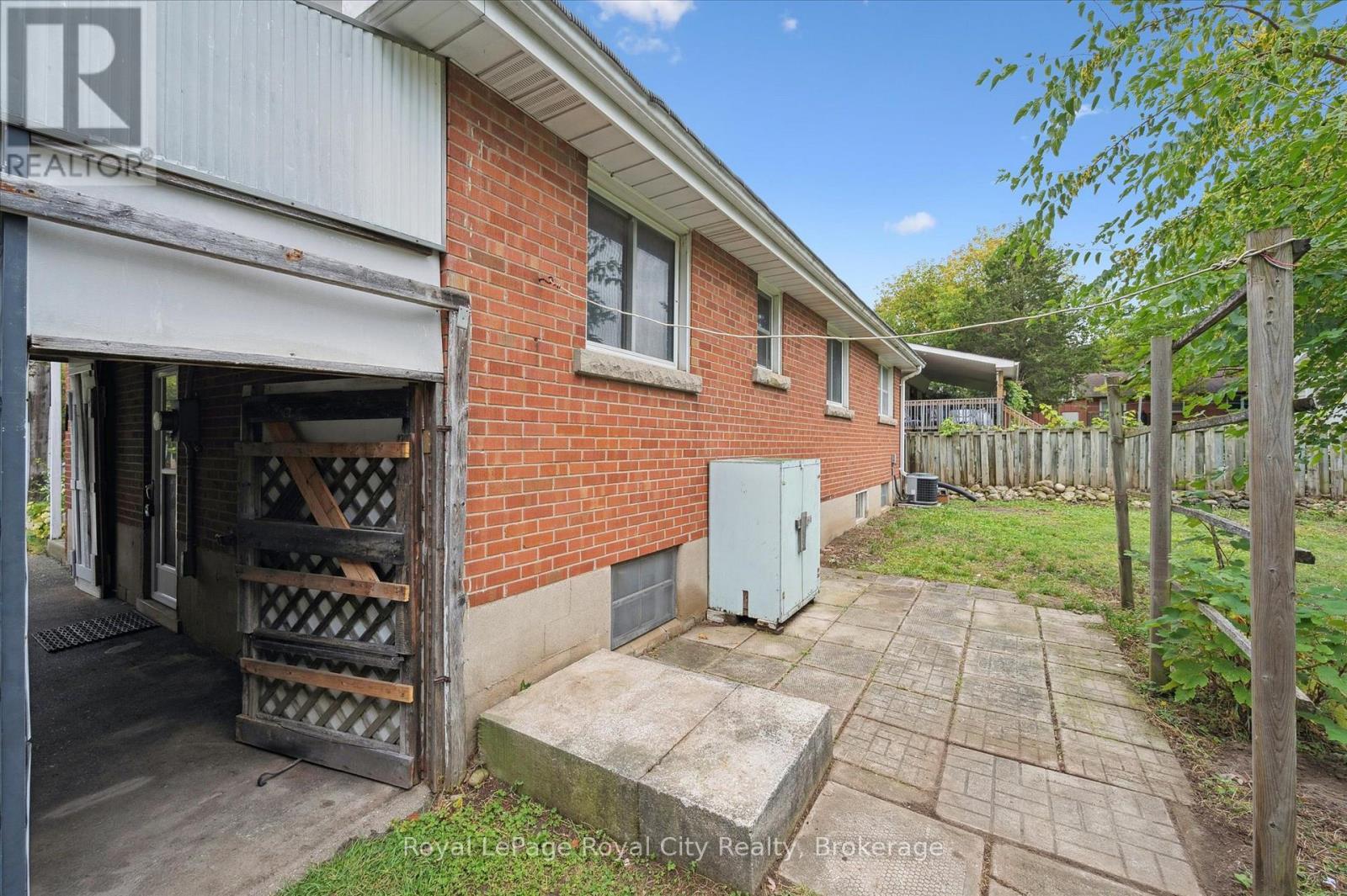 












193 EDINBURGH ROAD S

,
Guelph (Dovercliffe Park/Old University),




Ontario
N1G2H8

