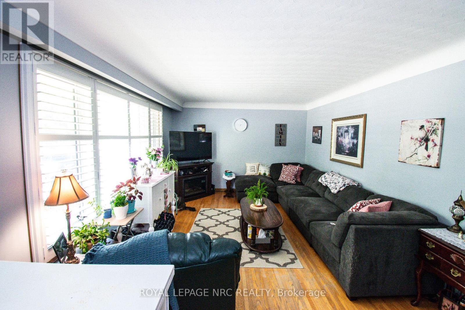 












73 LOCKVIEW CRESCENT

,
St. Catharines (Bunting/Linwell),




Ontario
L2M2T6

