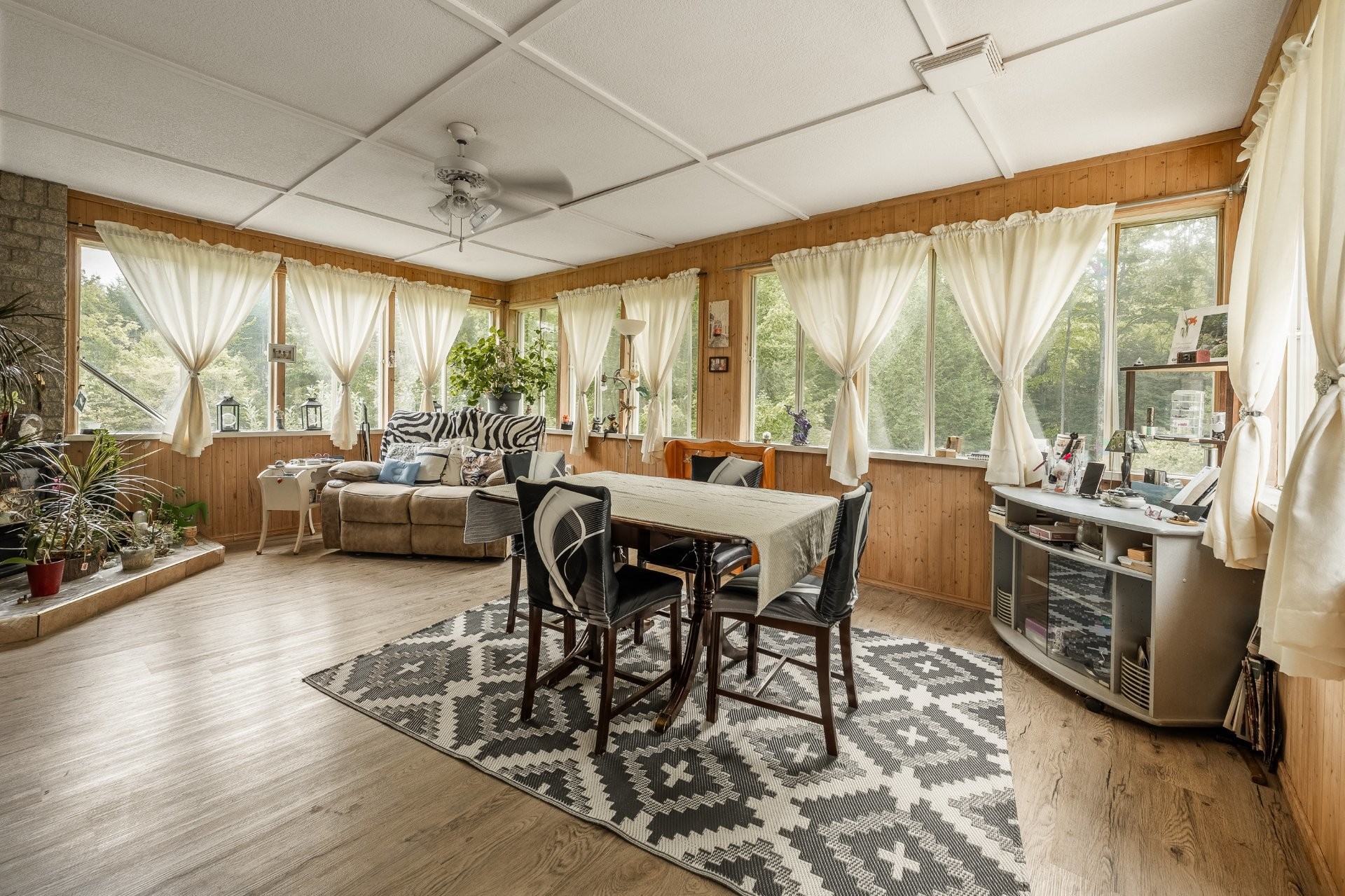 









943


Rue de la Roche

,
Granby,




QC
J2J2H9

