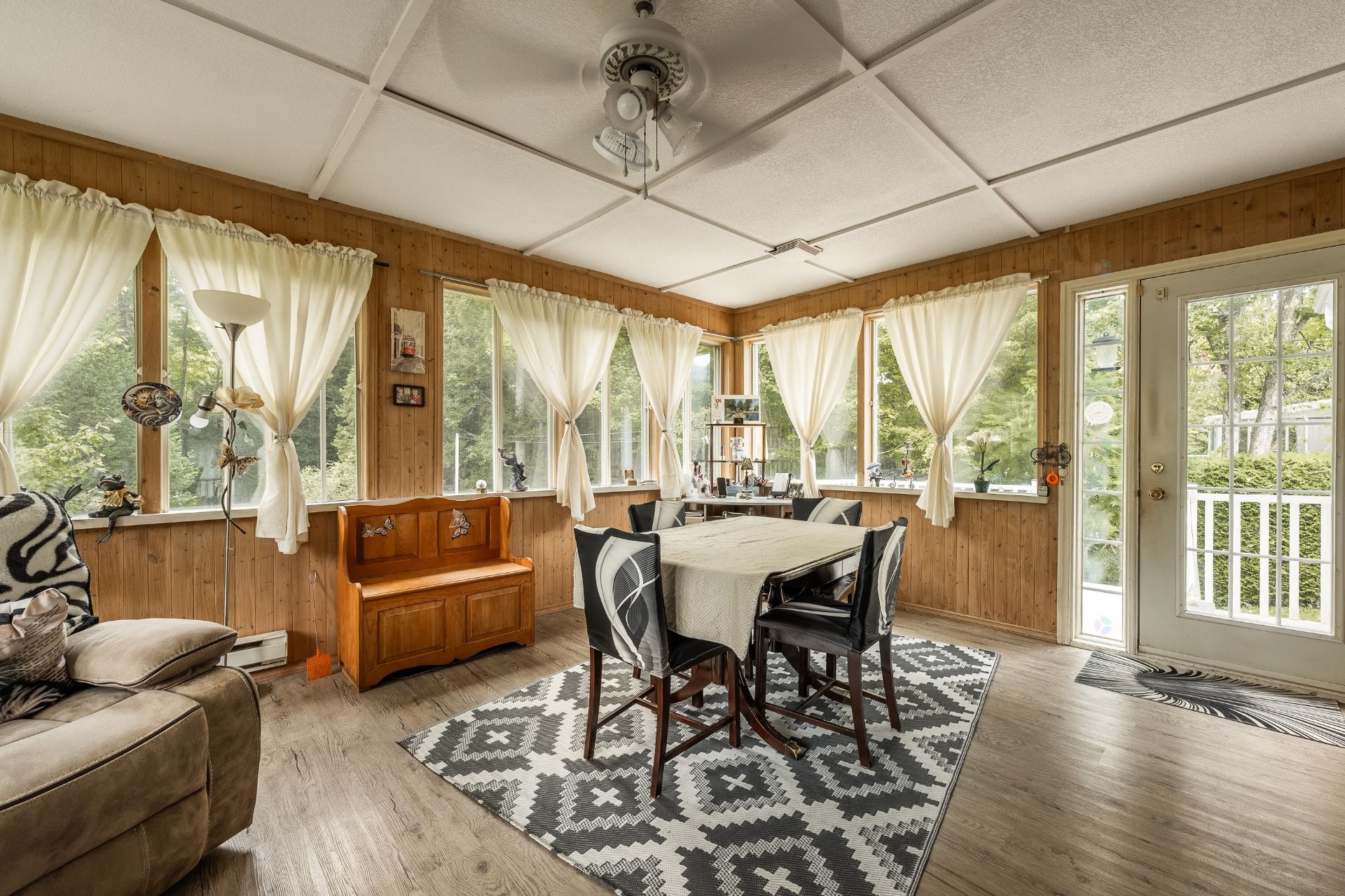 









943


Rue de la Roche

,
Granby,




QC
J2J2H9

