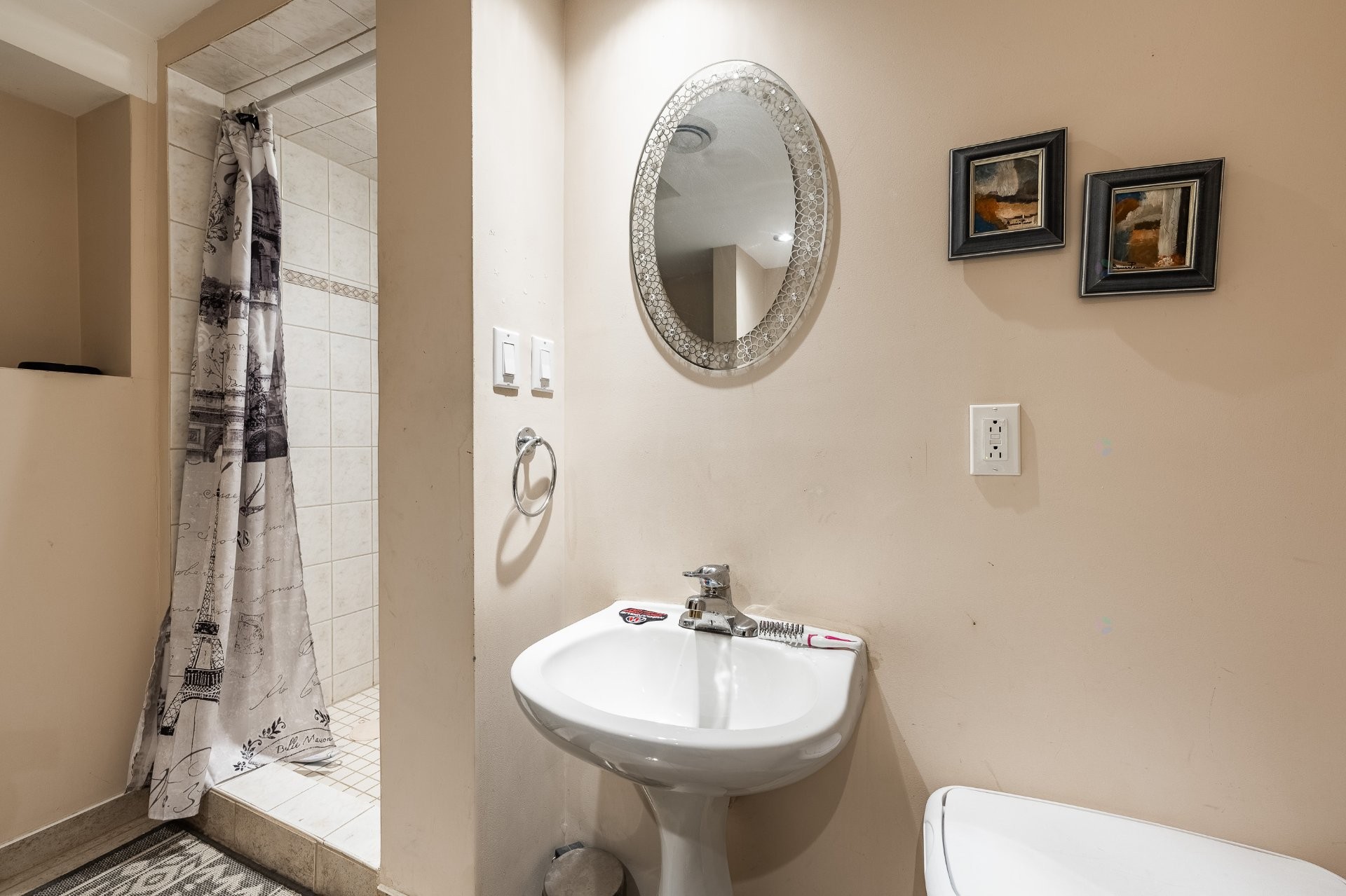 









943


Rue de la Roche

,
Granby,




QC
J2J2H9

