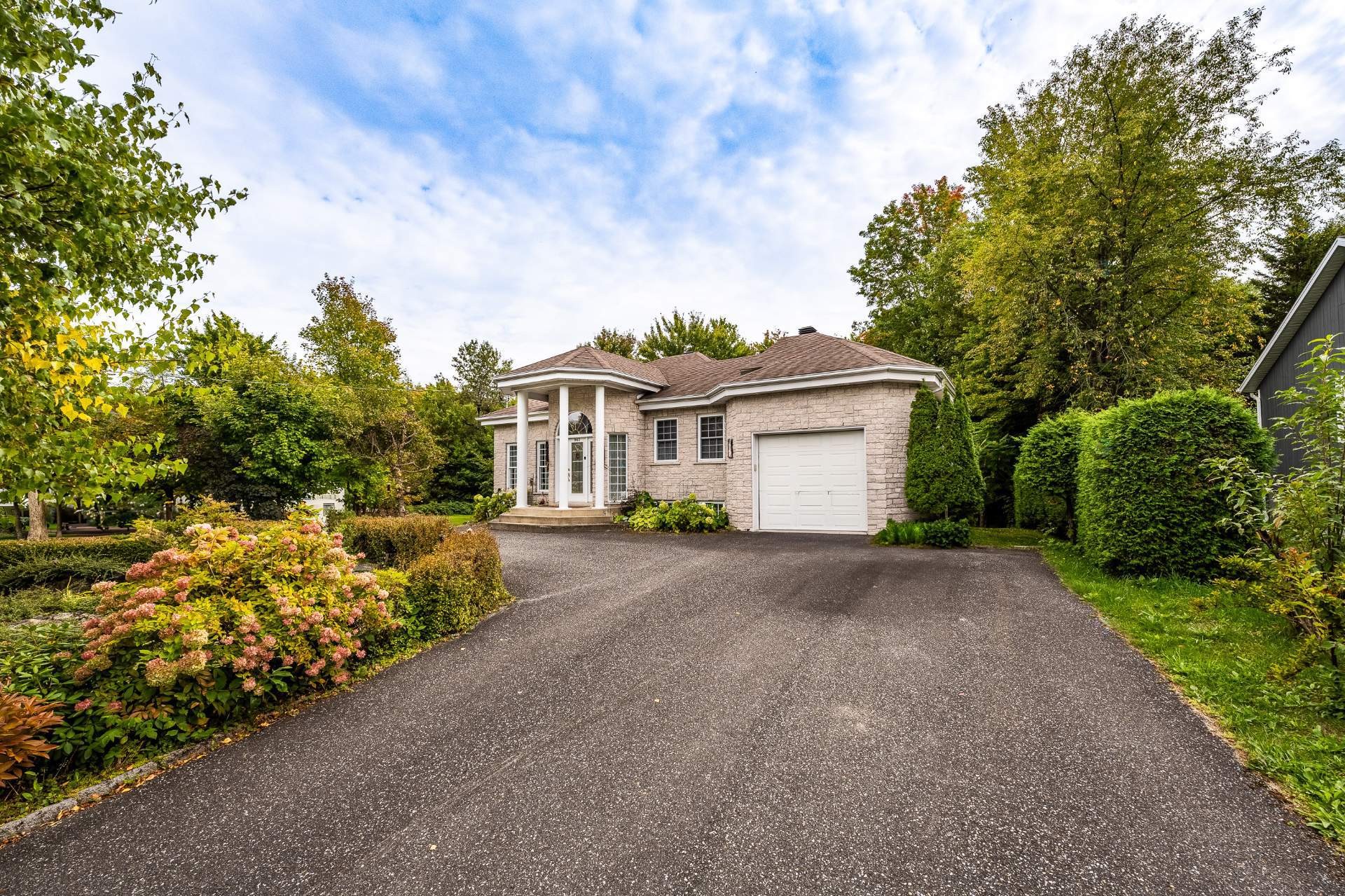 









943


Rue de la Roche

,
Granby,




QC
J2J2H9

