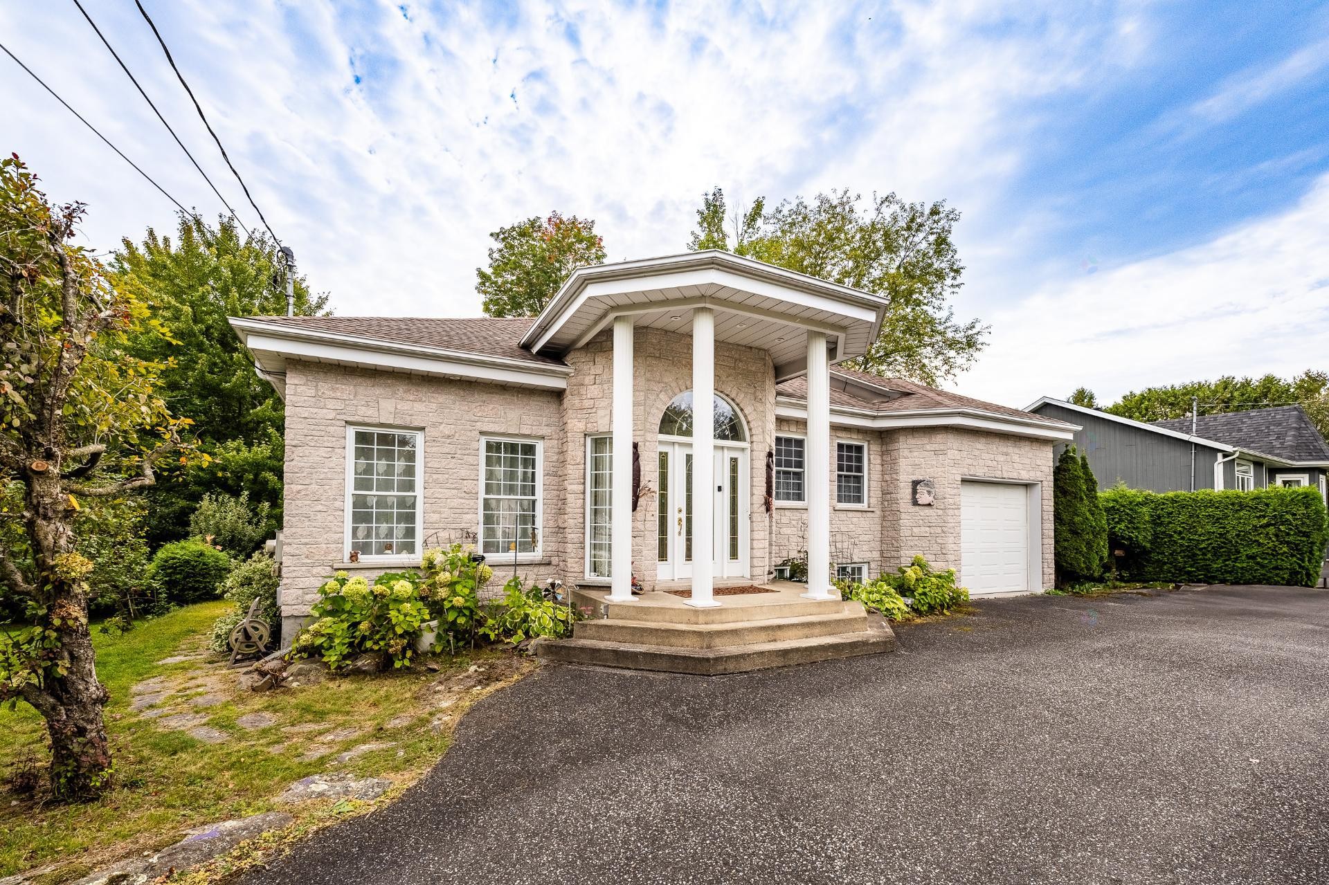 









943


Rue de la Roche

,
Granby,




QC
J2J2H9

