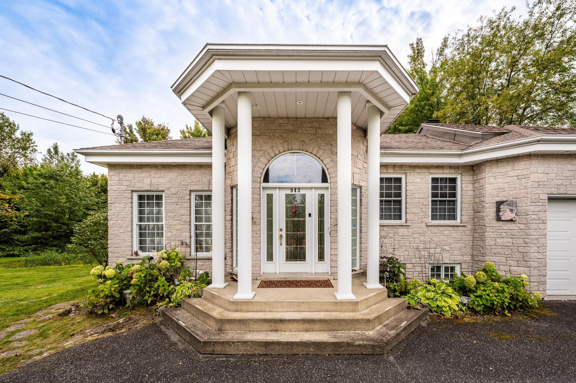 









943


Rue de la Roche

,
Granby,




QC
J2J2H9

