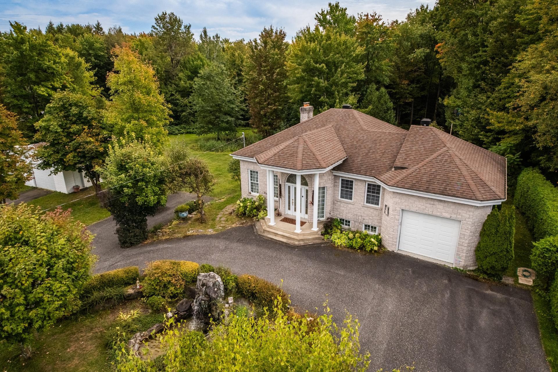 









943


Rue de la Roche

,
Granby,




QC
J2J2H9

