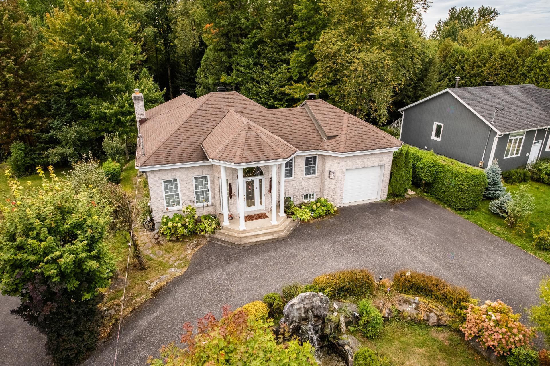 









943


Rue de la Roche

,
Granby,




QC
J2J2H9

