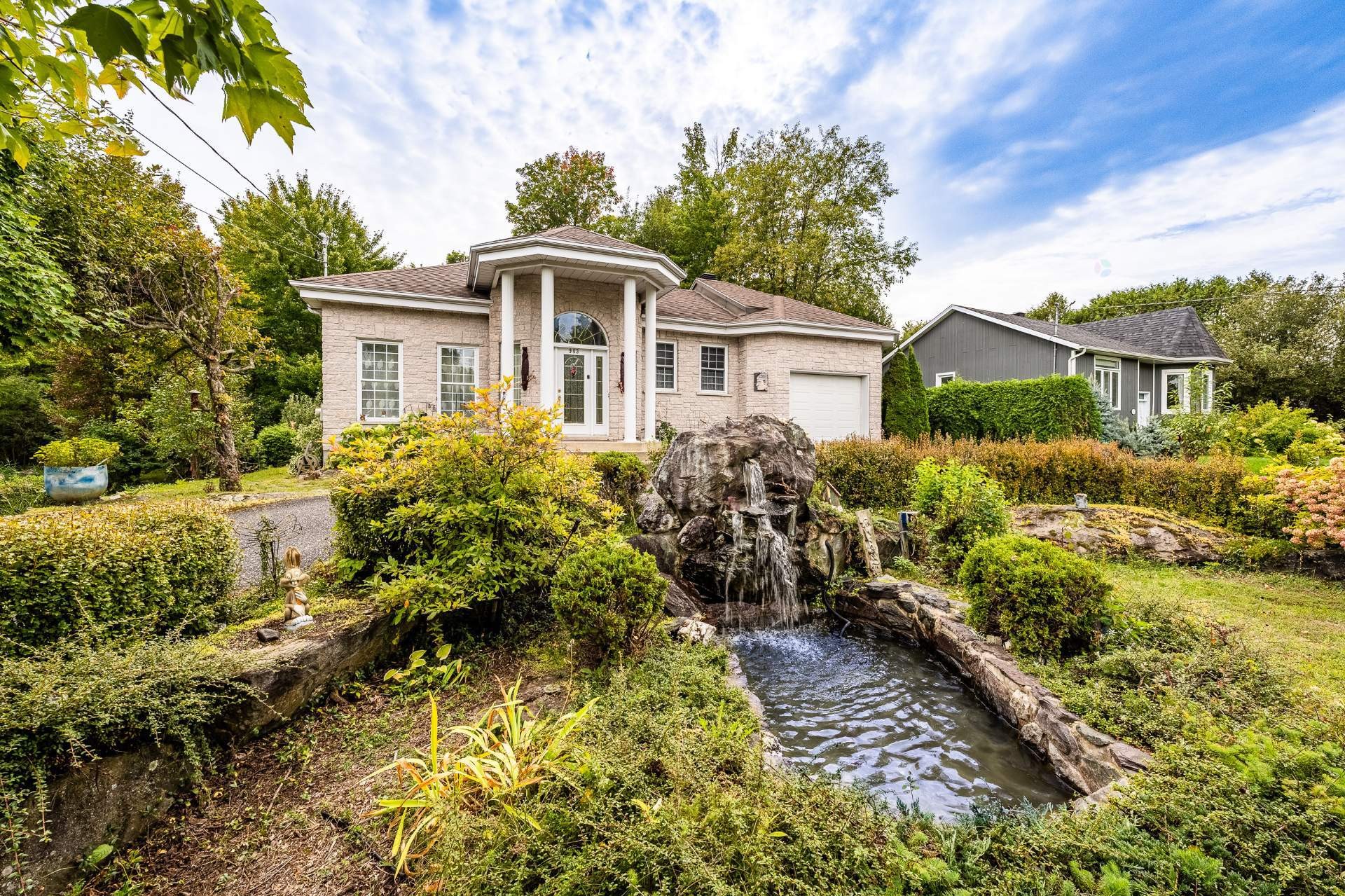 









943


Rue de la Roche

,
Granby,




QC
J2J2H9

