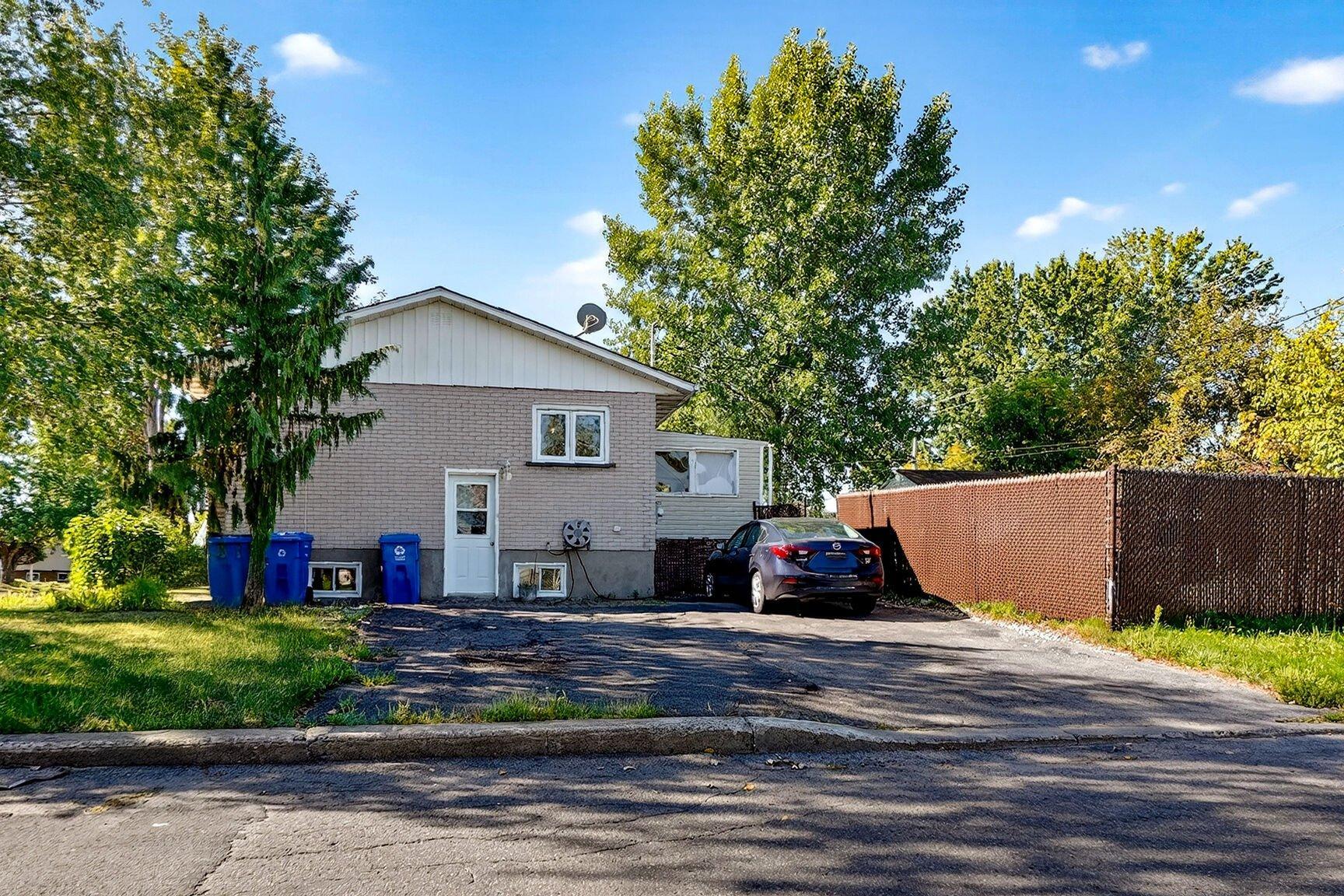 









3670


Rue Labrosse

,
Longueuil (Saint-Hubert),




QC
J3Y3C6

