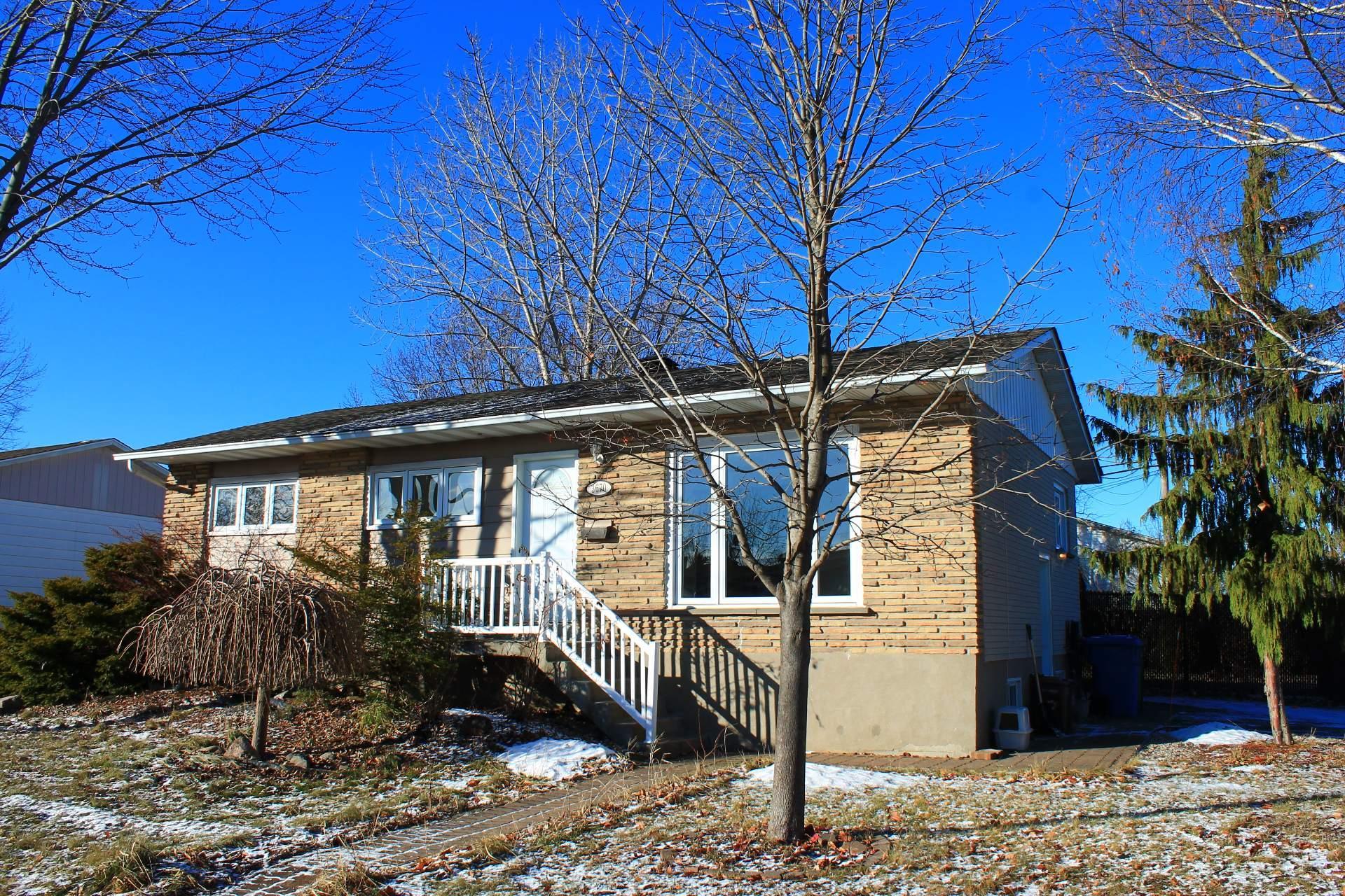 









3670


Rue Labrosse

,
Longueuil (Saint-Hubert),




QC
J3Y3C6

