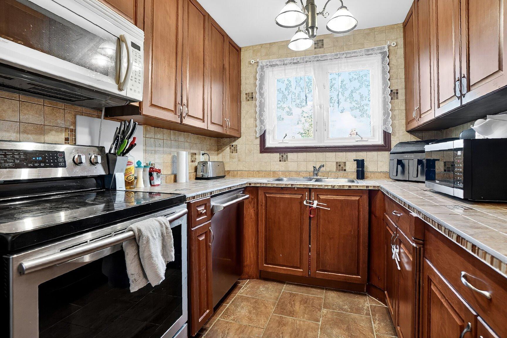 









3670


Rue Labrosse

,
Longueuil (Saint-Hubert),




QC
J3Y3C6

