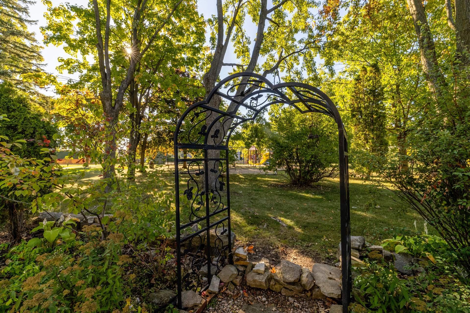 









53


Rue Chartres

,
Dollard-des-Ormeaux,




QC
H9A1J6

