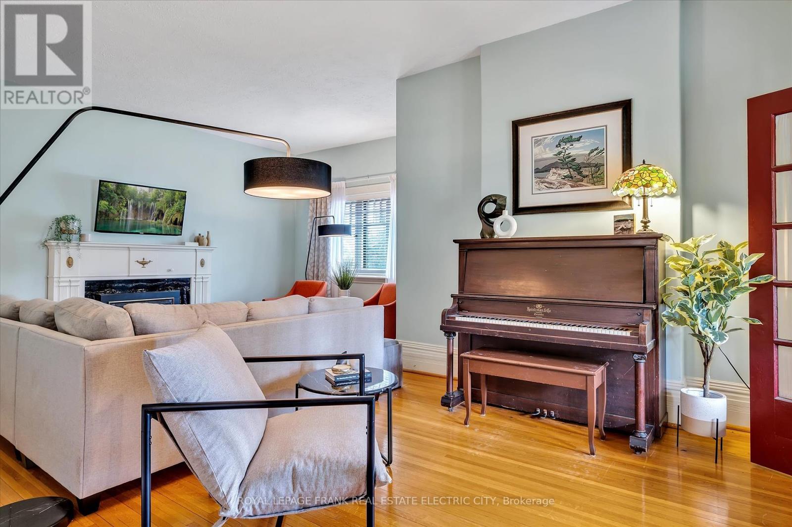 












452 HUNTER STREET W

,
Peterborough (Town Ward 3),




Ontario
K9H2M8

