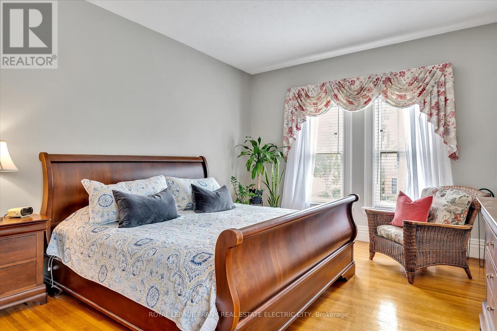 












452 HUNTER STREET W

,
Peterborough (Town Ward 3),




Ontario
K9H2M8

