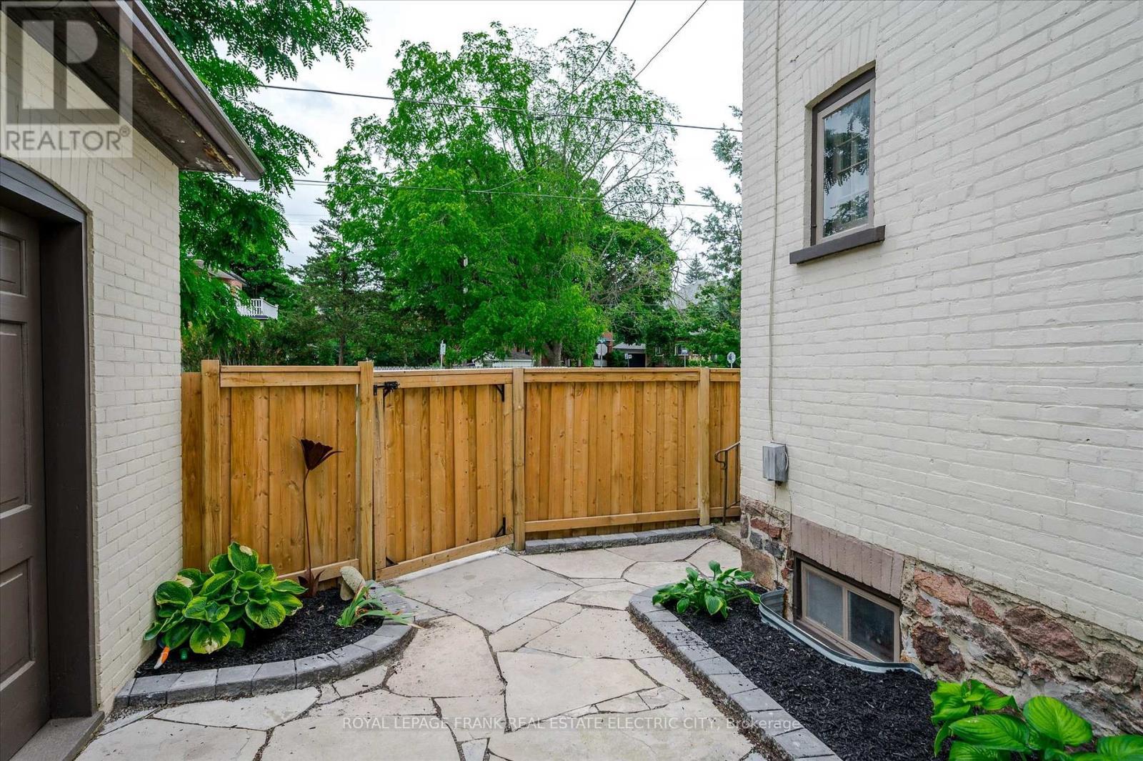












452 HUNTER STREET W

,
Peterborough (Town Ward 3),




Ontario
K9H2M8

