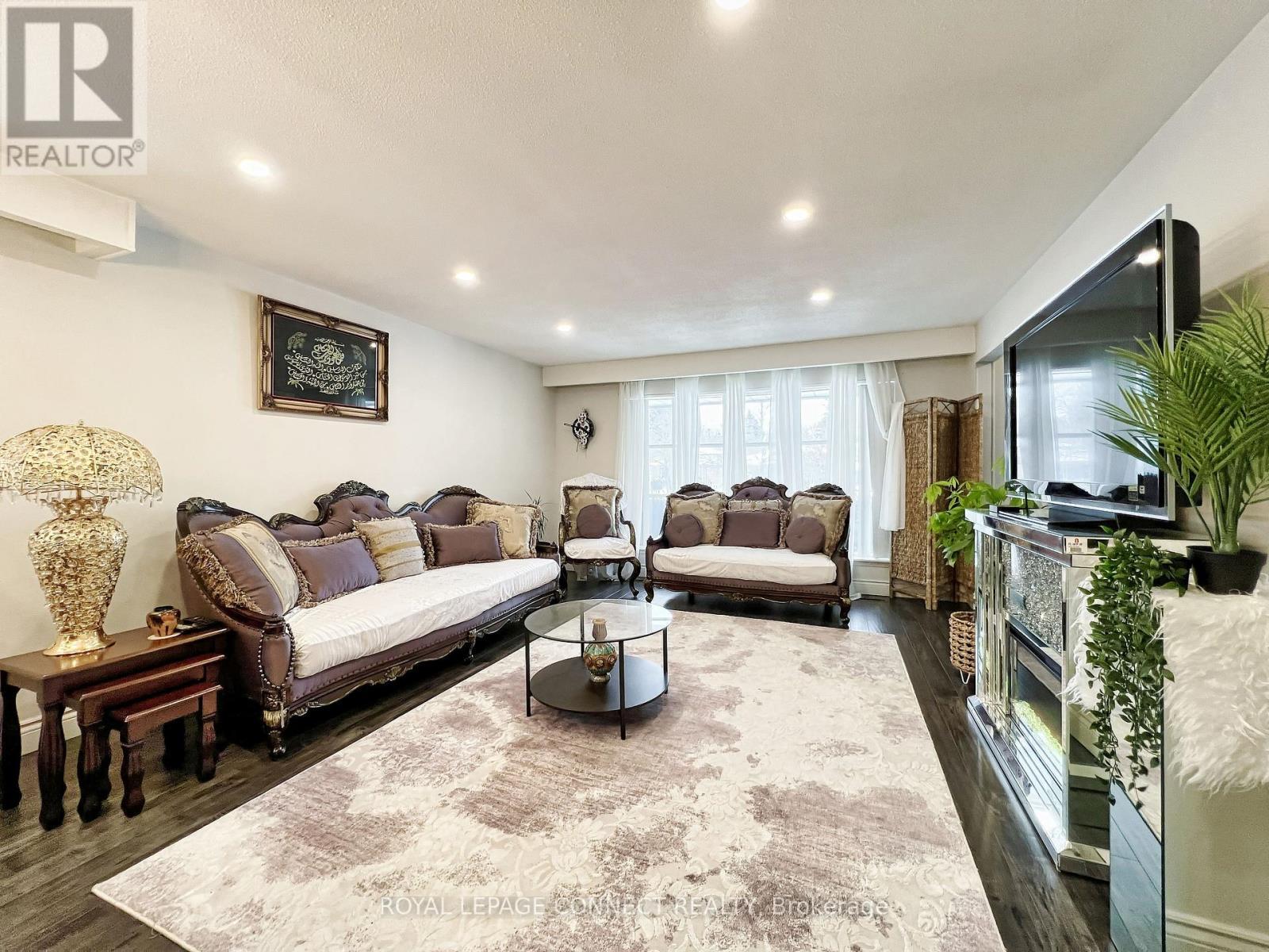 












24 LALTON PLACE

,
Toronto,




Ontario
M1E1T4

