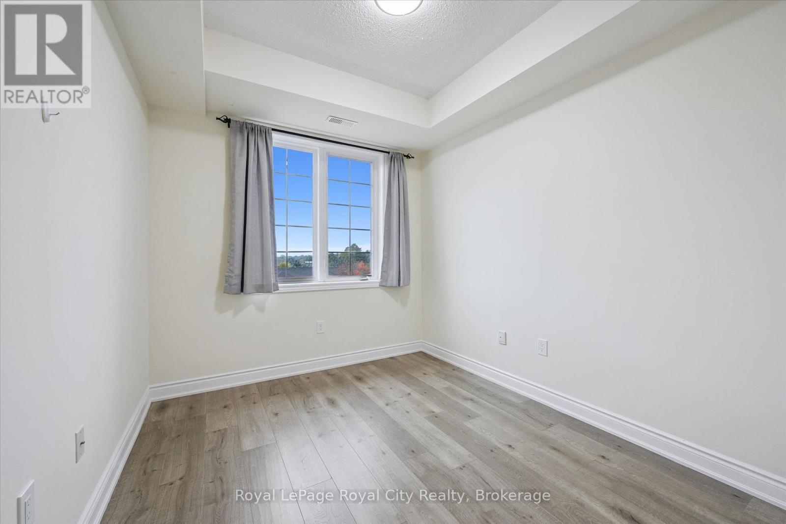 












418 - 1077 GORDON STREET

,
Guelph (Kortright West),




Ontario
N1G0E3

