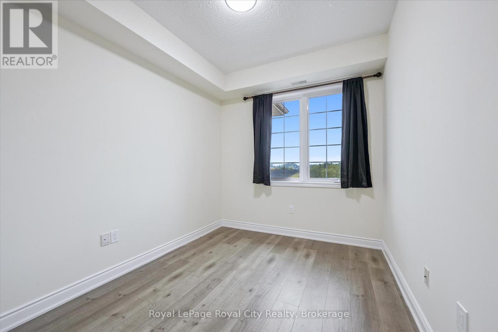 












418 - 1077 GORDON STREET

,
Guelph (Kortright West),




Ontario
N1G0E3

