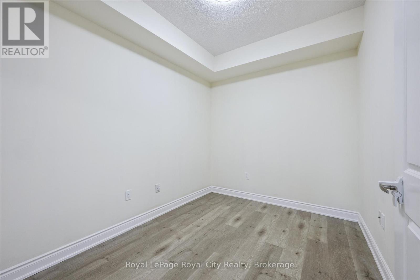 












418 - 1077 GORDON STREET

,
Guelph (Kortright West),




Ontario
N1G0E3

