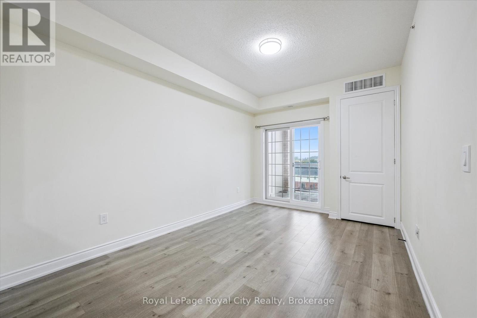 












418 - 1077 GORDON STREET

,
Guelph (Kortright West),




Ontario
N1G0E3

