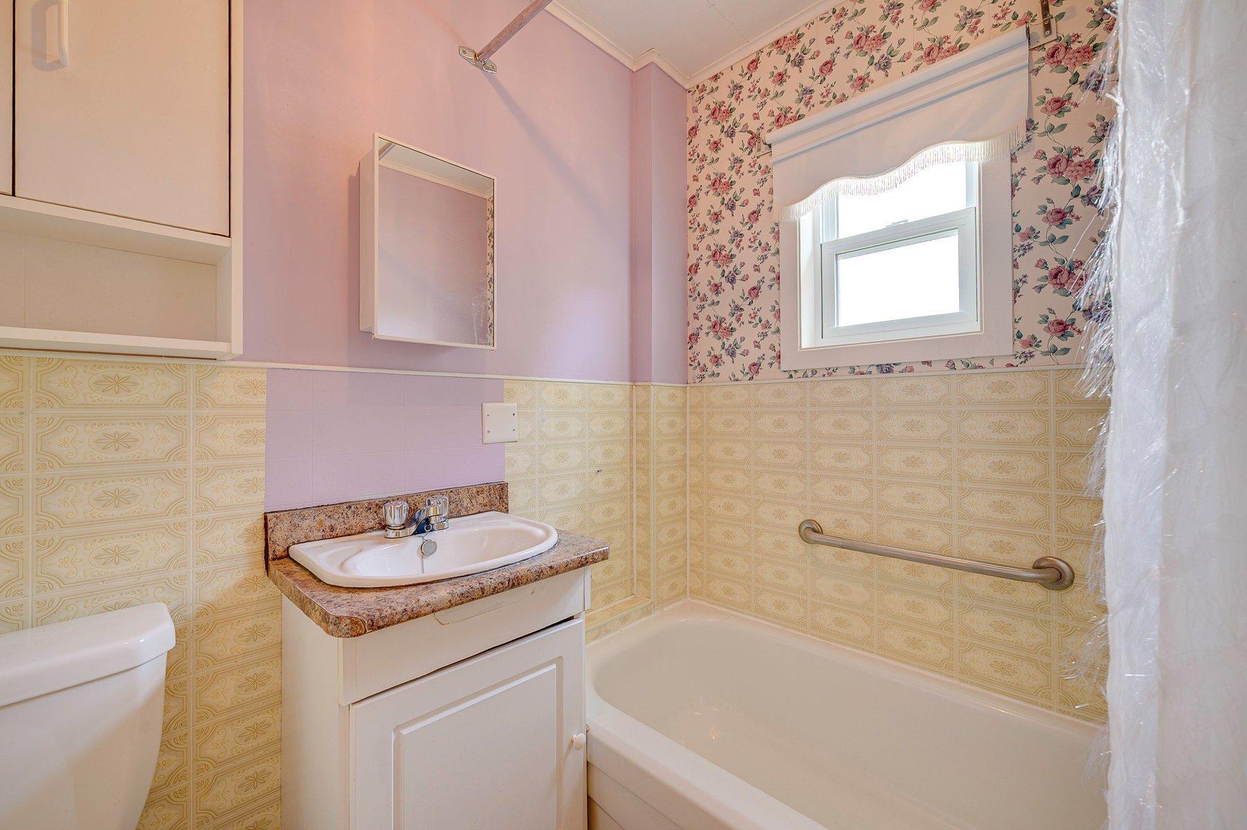 









127


Rue St-Antoine

,
Sainte-Agathe-des-Monts,




QC
J8C2E1

