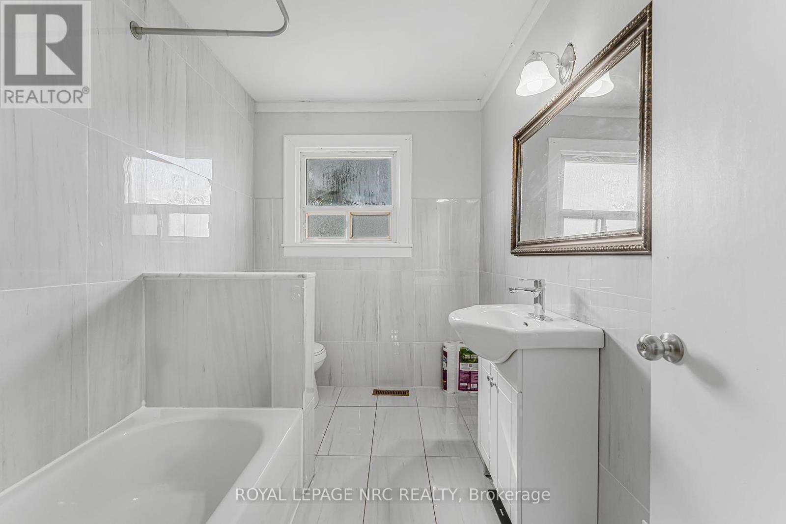 












207 ELMWOOD AVENUE

,
Fort Erie (Crystal Beach),




Ontario
L0S1B0

