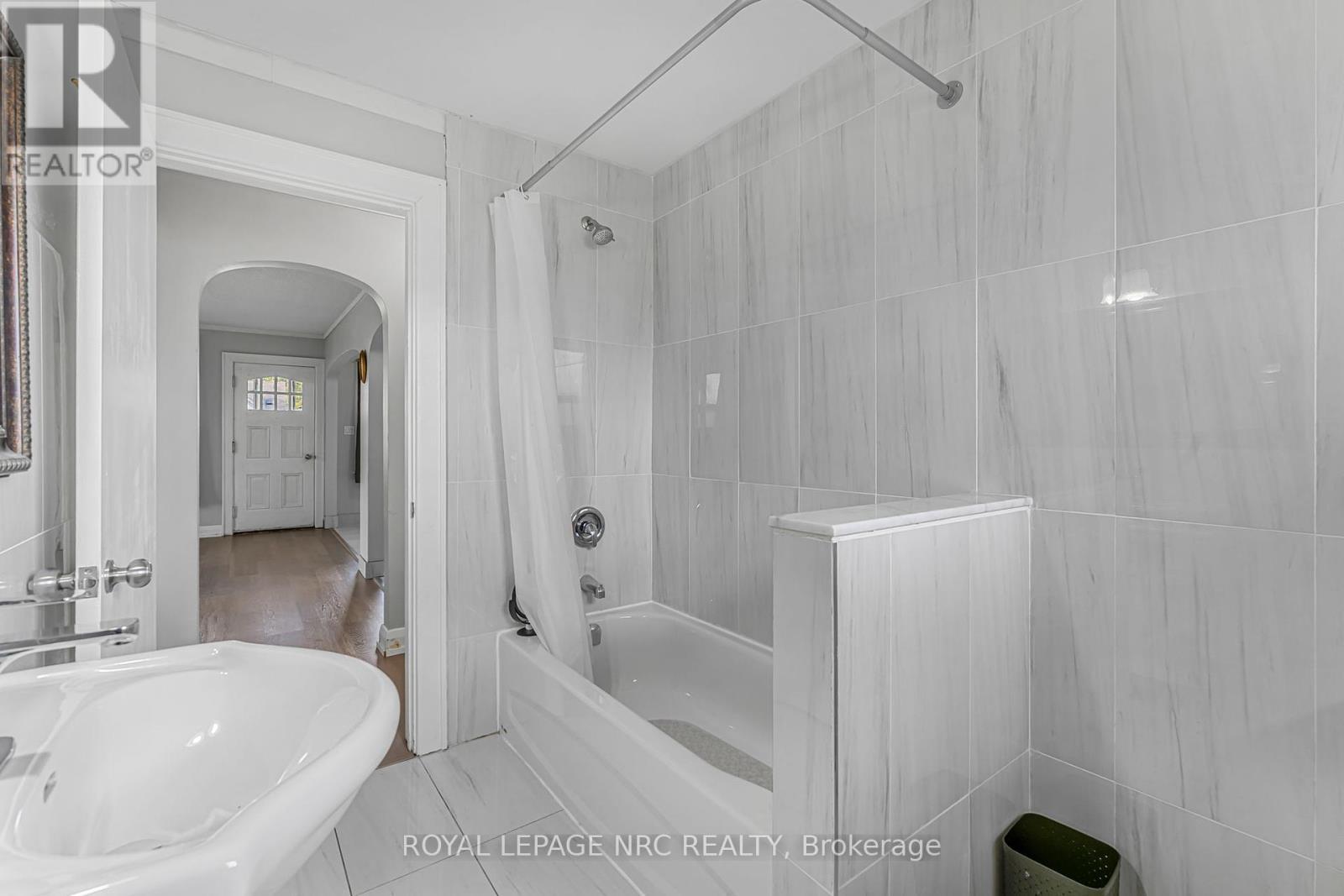 












207 ELMWOOD AVENUE

,
Fort Erie (Crystal Beach),




Ontario
L0S1B0

