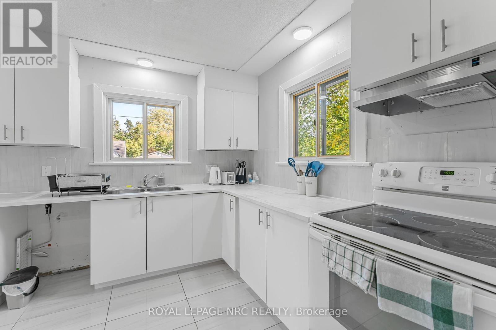 












207 ELMWOOD AVENUE

,
Fort Erie (Crystal Beach),




Ontario
L0S1B0

