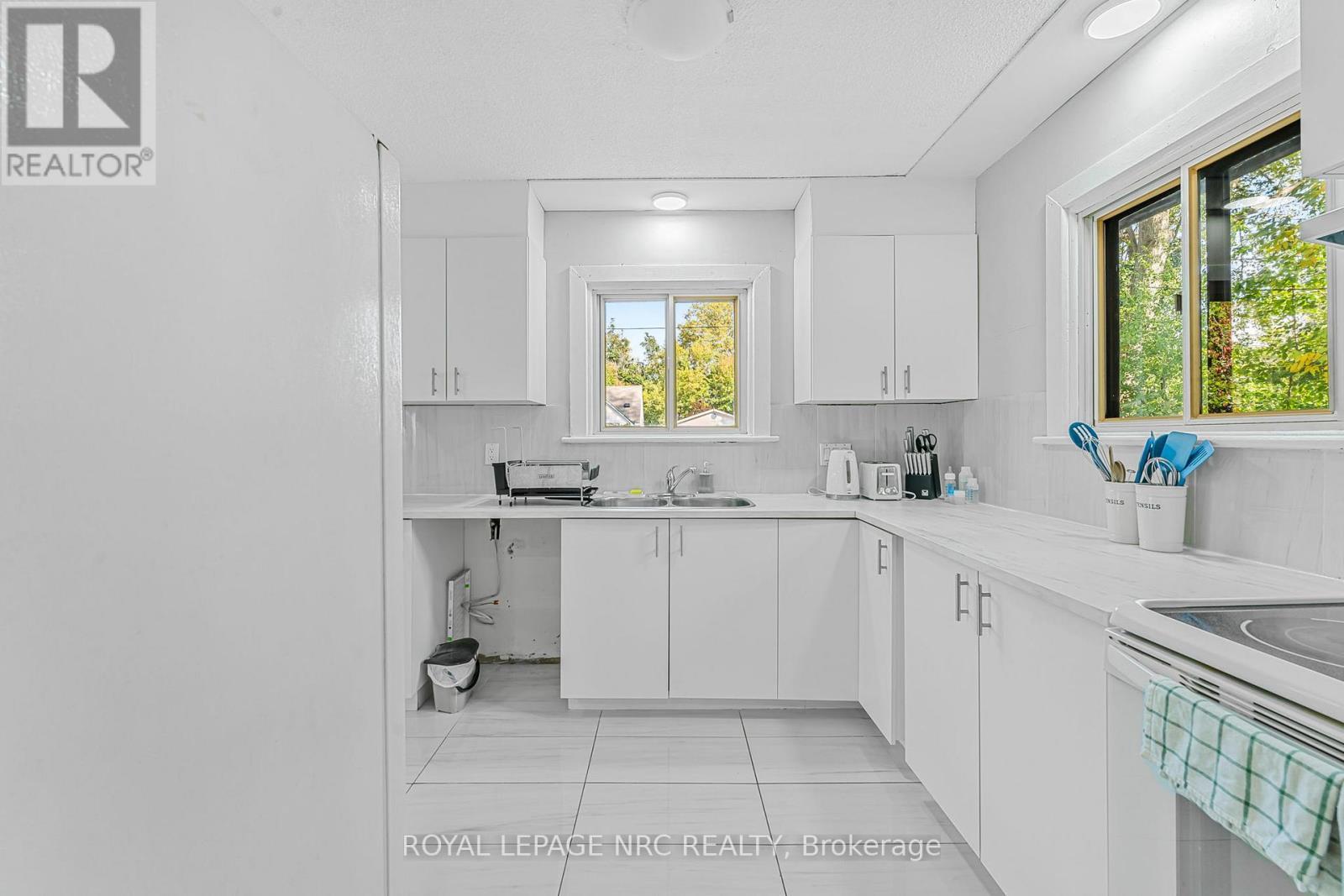 












207 ELMWOOD AVENUE

,
Fort Erie (Crystal Beach),




Ontario
L0S1B0

